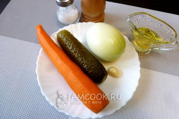 Ингредиенты для салата с морковкой и солеными огурцами
