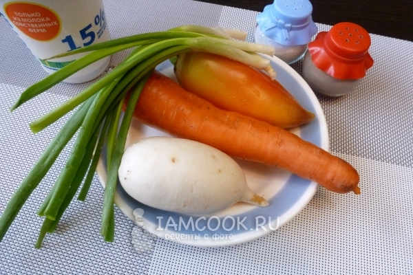 Ингредиенты для салата из редьки с морковью и сметаной