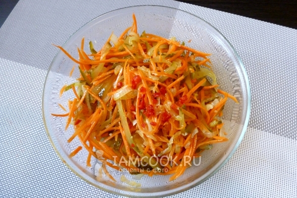 Готовый салат с морковкой и солеными огурцами