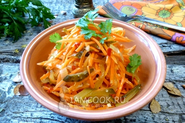 Фото салата с морковкой и солеными огурцами