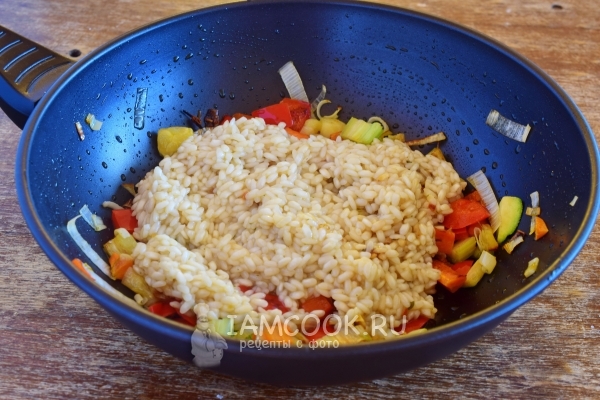 Соединить рис с овощами