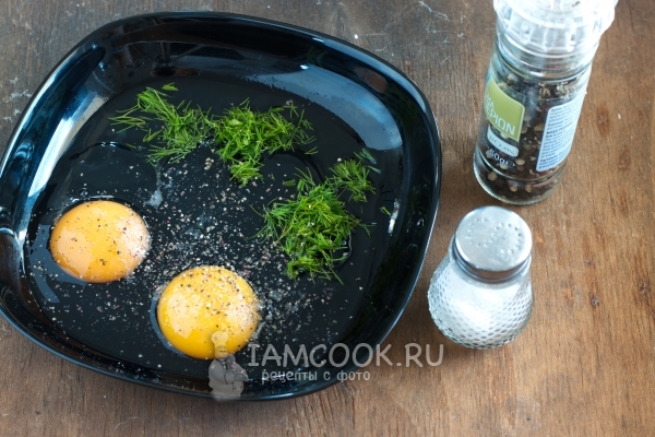 Соединить яйца, укроп, соль и перец