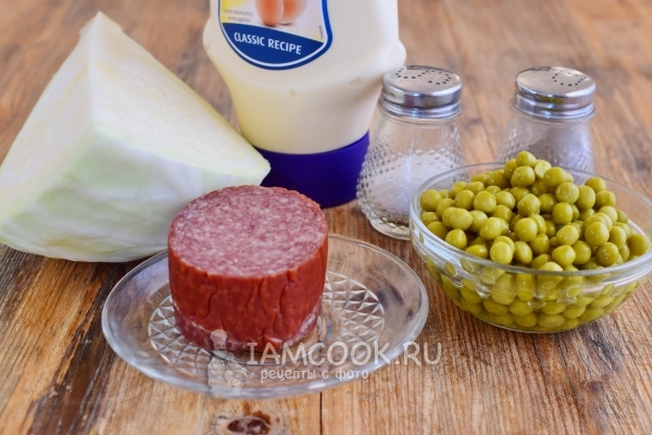 Ингредиенты для салата с капустой, горошком и колбасой