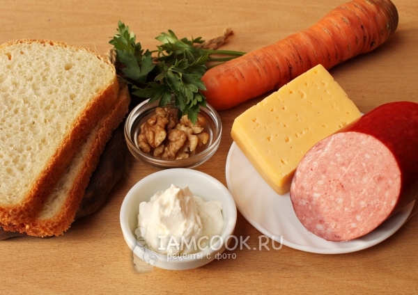 Ингредиенты для салата из моркови, копченой колбасы и сухариков