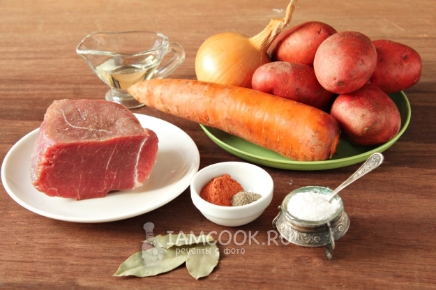 Ингредиенты для тушеной говядины с картошкой в духовке (жаркое)