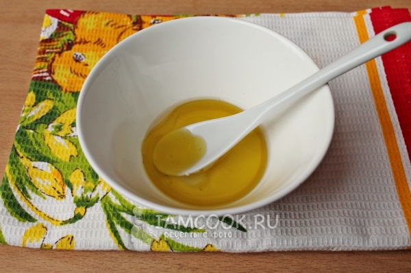 Соединить масло с соком лимона
