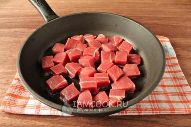 Положить мясо на сковороду