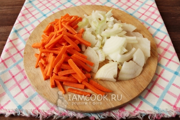 Нарезать лук и морковь