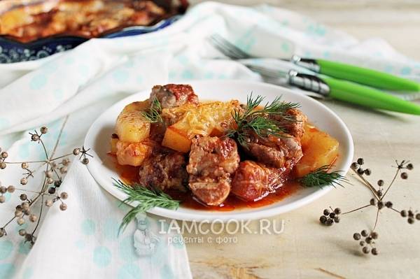 Мясо по-французски в духовке из свинины с помидорами и сыром и грибами с соусом на кефире