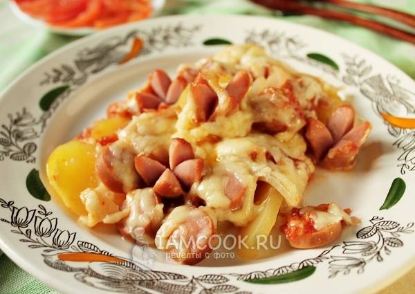 Запеченная картошка с сосисками, помидорами и сыром — рецепт с фото пошагово