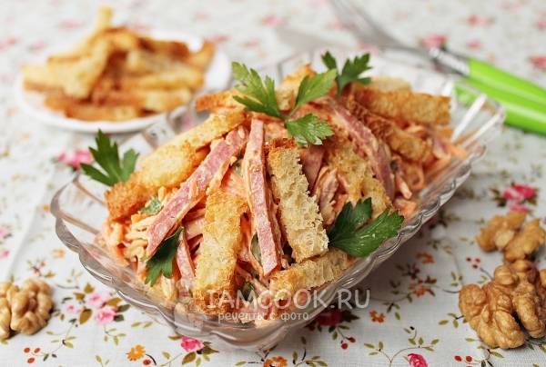 Салат с сыром, морковью и копченой колбасой