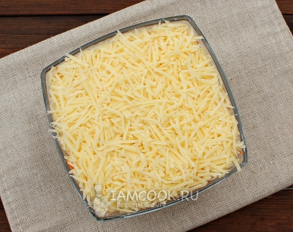 Положить слой сыра