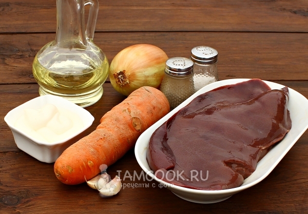 Ингредиенты для салата из свиной печени с морковью и луком