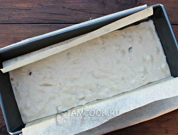 Переложить тесто для постного кекса в форму