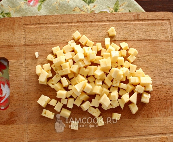 Нарезаем кубиками сыр