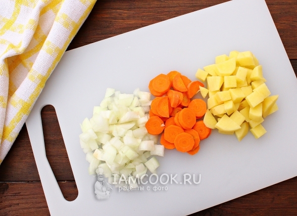 Порезать лук, морковь и картофель