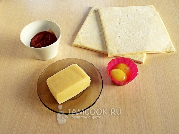 Ингредиенты для пирога «Завитушка» с сыром и томатным соусом