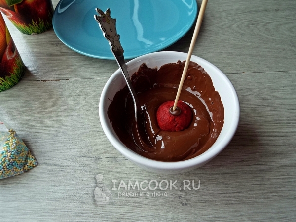 Покрыть шарик шоколадом
