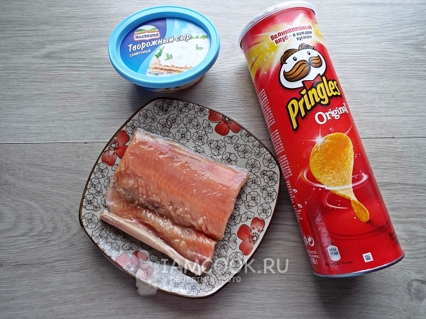 Ингредиенты для закуски на чипсах с малосольной рыбой и сливочным сыром