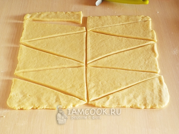 Раскатать тесто и нарезать треугольниками