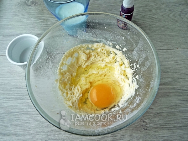 Взбить масло с яйцом