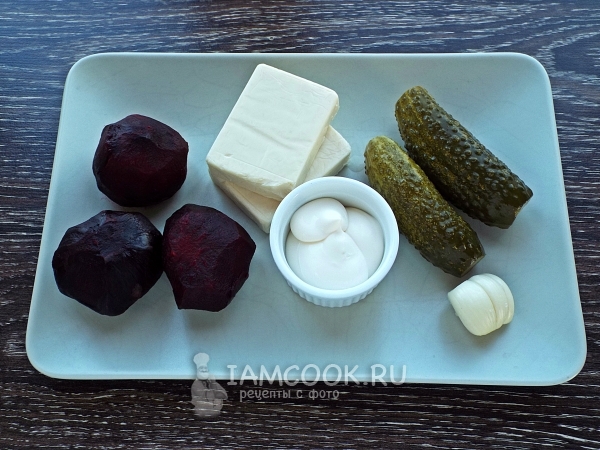Ингредиенты для салата из свеклы, маринованных огурцов и плавленного сыра