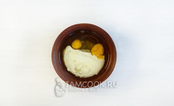 Соединить йогурт, масло и яйца