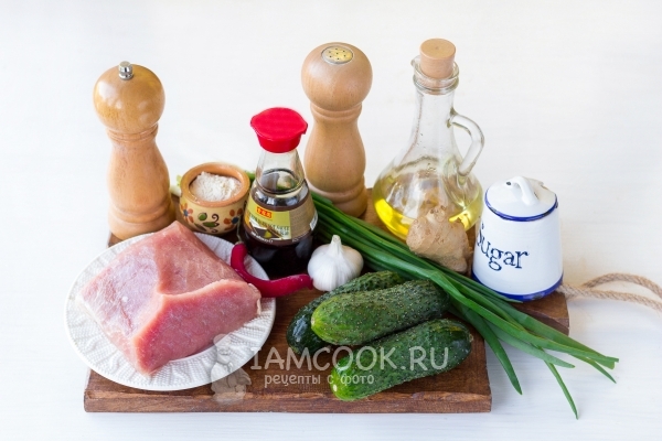 Ингредиенты для жареных огурцов с мясом (свининой)
