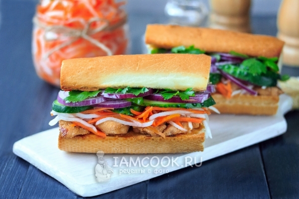 Фото вьетнамского сэндвича «Бан Ми» с курицей