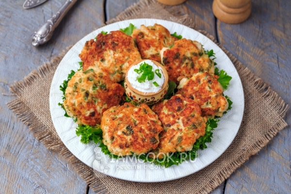Фото куриных оладий с сыром и зеленью