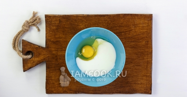 Соединить яйцо и кефир