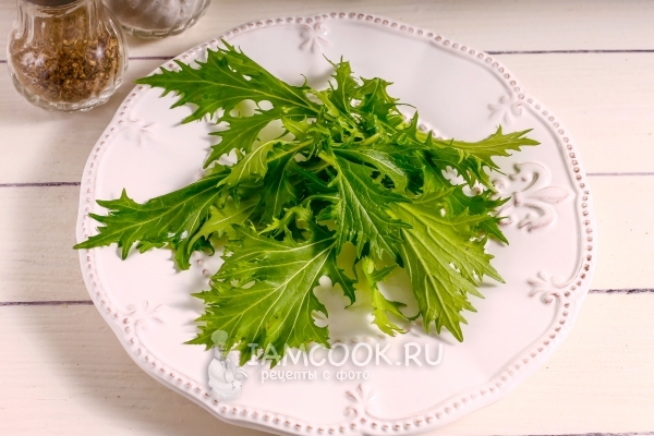 Выложить листья салата на тарелку