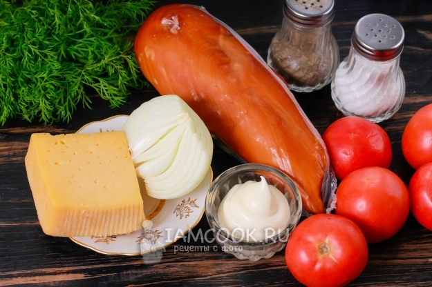 Ингредиенты для салата с копченой курицей, помидорами и сыром