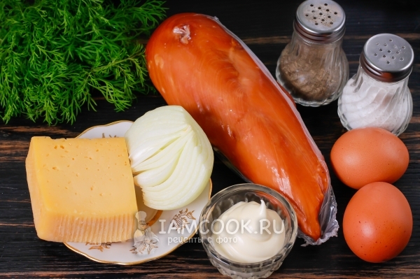 Ингредиенты для салата с копченой курицей, сыром и яйцами