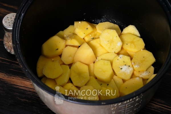 Посолить картофель
