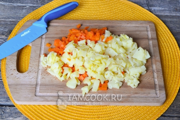Порезать морковь и картофель