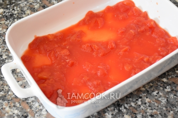 Выложить томатный соус в форму