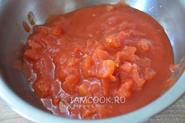 Положить в томатный соус соль и сахар