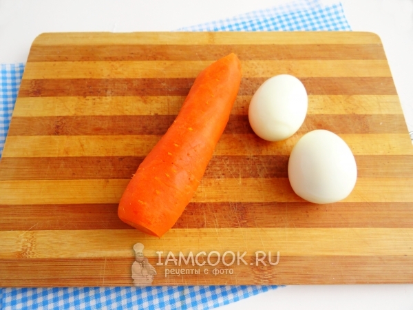 Почистить морковь и яйца