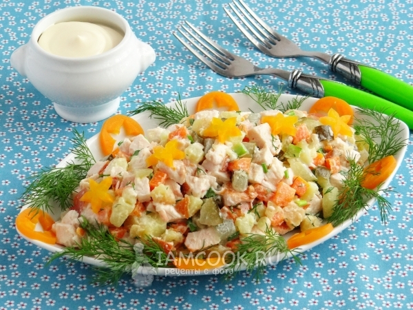 Рецепт салата с копченой курицей, морковью и соленым огурцом