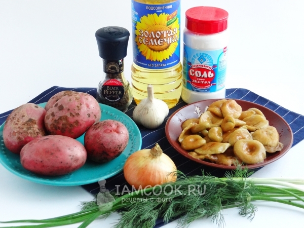 Ингредиенты для жареной картошки с солеными грибами