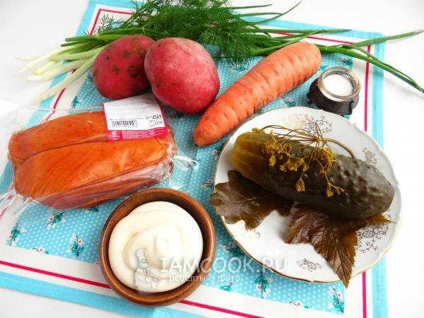 Ингредиенты для салата с копченой курицей, морковью и соленым огурцом