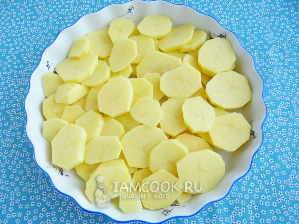 Выложить картофель в форму
