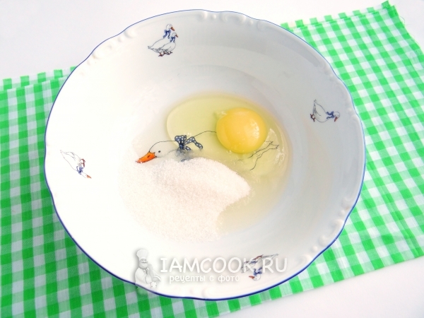 Соединить сахар с яйцом