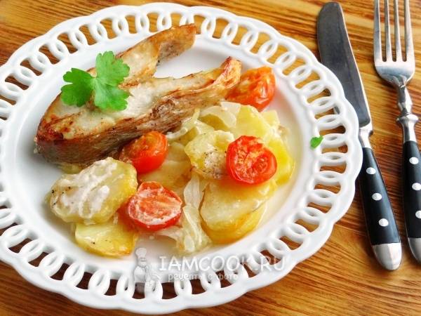 Рыба с картофелем, запеченная в духовке