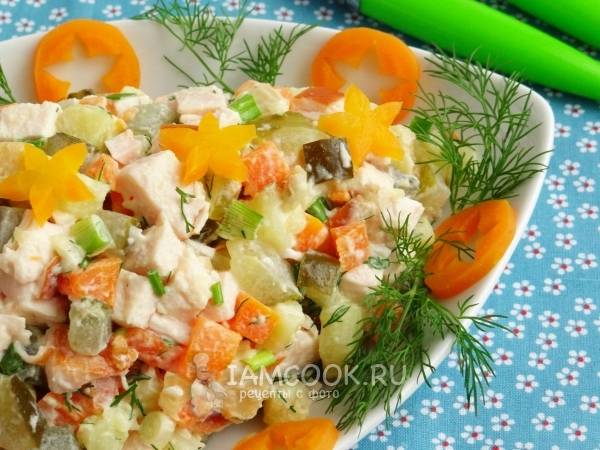 Салат с курицей, морковью и соленым огурцом