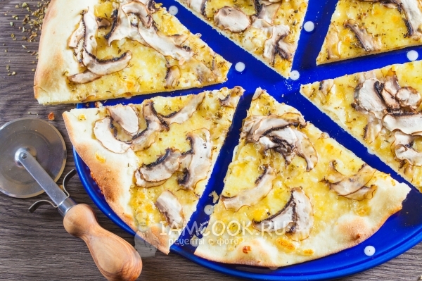 Рецепт пиццы с шампиньонами и сыром
