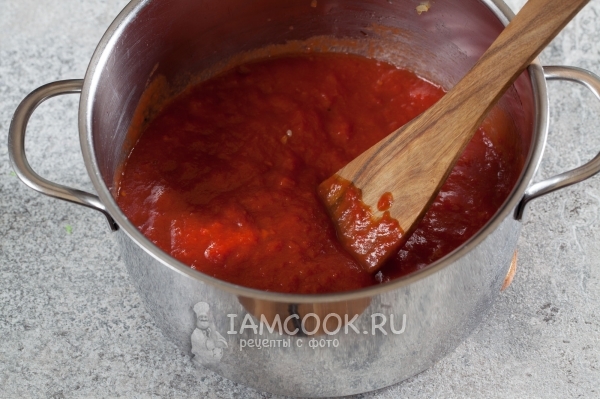 Положить томатную массу