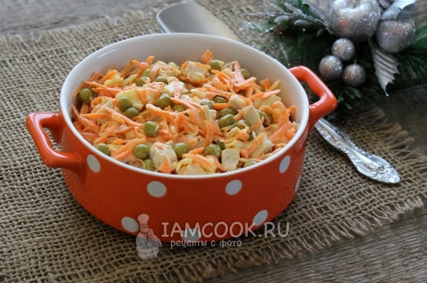 Рецепт салата с курицей, морковью и зелёным горошком