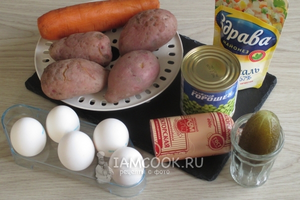 Ингредиенты для салата «Зимний» с колбасой